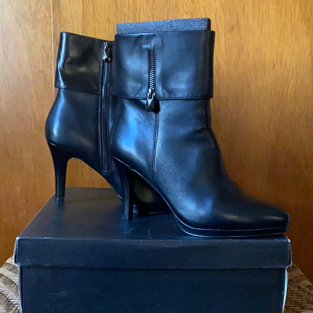 Tahari Black Leather ankle boots in size 10.